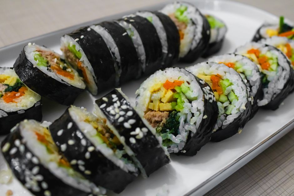 신선한 야채와 밥을 곁들인 한국식 김밥 롤의 클로즈업.