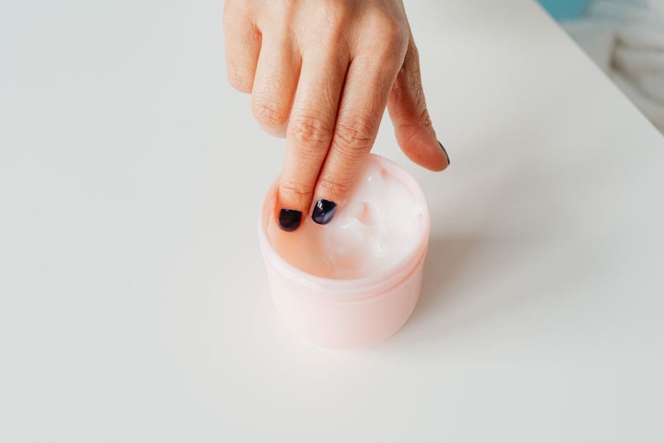 보습 크림을 덜어 쓰는 손